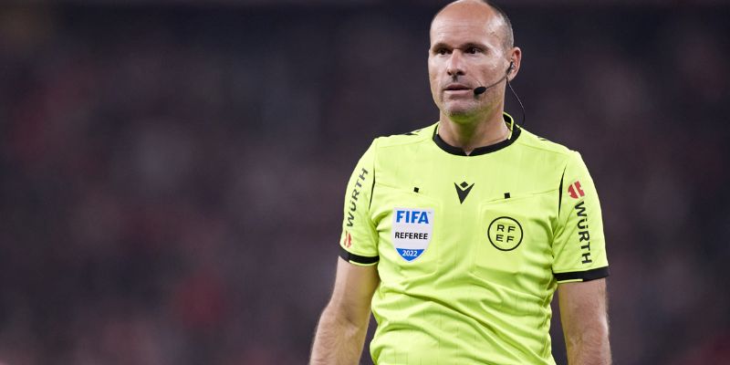 Antonio Mateu Lahoz là một vị trọng tài nghiêm khắc và công bằng