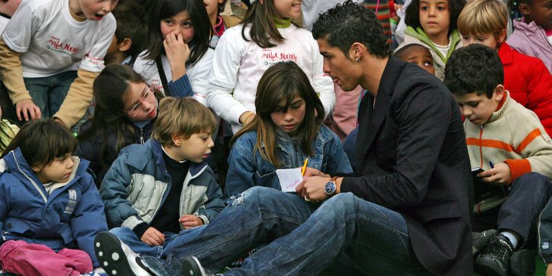 Ronaldo là một trong những cầu thủ làm từ thiện nhiều nhất thế giới