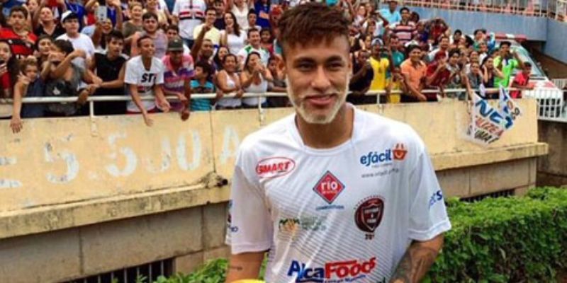 Neymar đóng góp rất nhiều cho các quỹ từ thiện và thường xuyên tham gia các trận đấu gây quỹ từ thiện