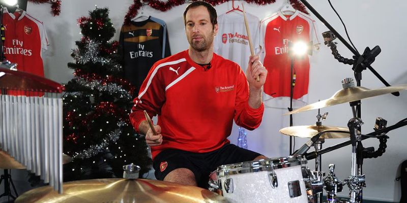 Petr Čech ngoài việc là một thủ môn huyền thoại thì anh còn là một tay trống chuyên nghiệp