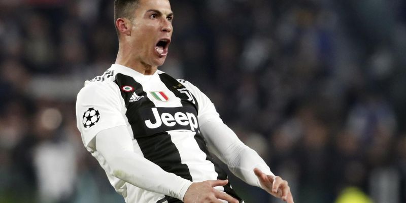 Bệnh ngôi sao của Ronaldo thường thể hiện qua những màn ăn mừng quái đản
