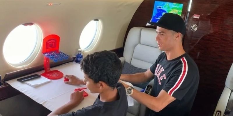 Ronaldo là cầu thủ sở hữu máy bay riêng nhiều nhất với 2 chiếc chuyên cơ riêng